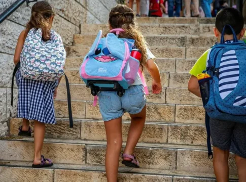 В школах запретят телефоны: Кнессет поддержал решение Минпроса