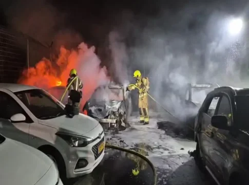 Поджог в Лахавим: массовая атака на автомобили на фоне растущей напряженности