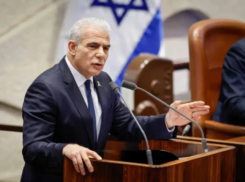 Яир Лапид обвинил правительство в разрушении среднего класса и финансировании уклонения от службы