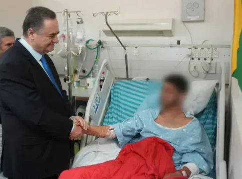 Министр обороны Израиля посетил раненых бойцов после столкновения в Газе