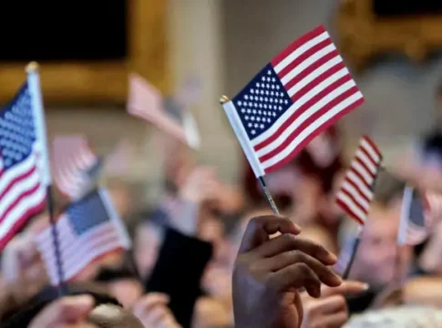 Церемонии принесения присяги отменены для иммигрантов, близких к получению гражданства США, из-за страны происхождения