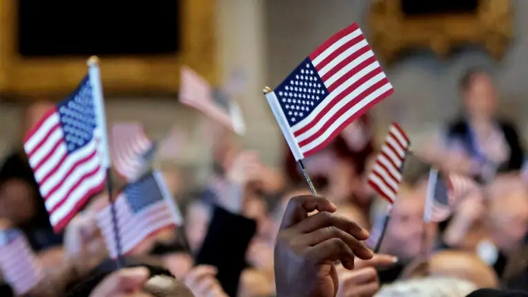 Церемонии принесения присяги отменены для иммигрантов, близких к получению гражданства США, из-за страны происхождения