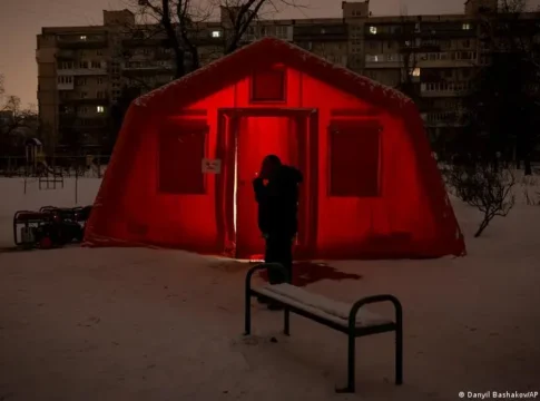 Украина вводит чрезвычайное положение из-за холодов и российских ударов