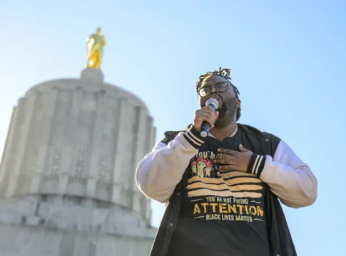 Сотни протестуют против ICE в Орегоне, требуют поддержки иммигрантов