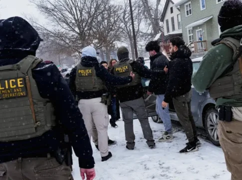 Агенты ICE наставили оружие на офицера полиции в Миннесоте