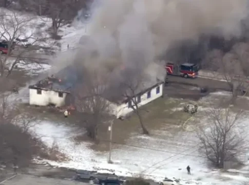 Огонь уничтожил церковь в Иллинойсе: рабочие спаслись