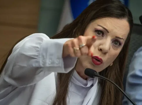 Депутаты распространяют конспирологию под прикрытием иммунитета