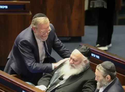 חרדים נכנעו, אך מכינים את הקרקע לניצחון במערכה הבאה