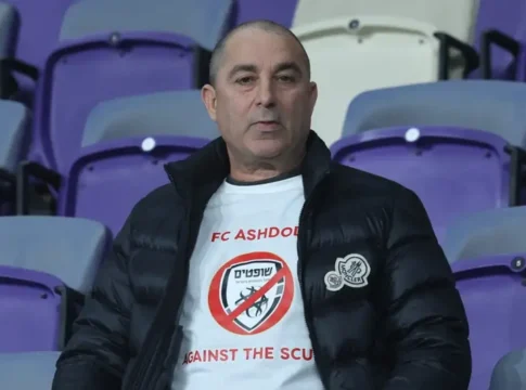 Владелец «Ашдода» вышел на матч в футболке «Судьи — отбросы»