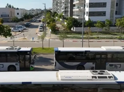 Подростки атаковали водителя автобуса газом в Гуш-Дане