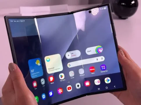 Samsung показал смартфон, складывающийся втрое: будущее уже здесь?