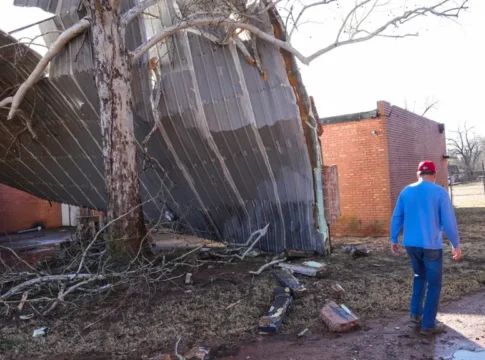 Торнадо обрушился на Оклахому: разрушены склады, десятки домов повреждены