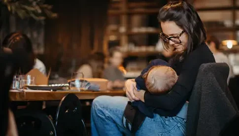 Скандал в кафе: мать с ребенком выгнали за кормление грудью