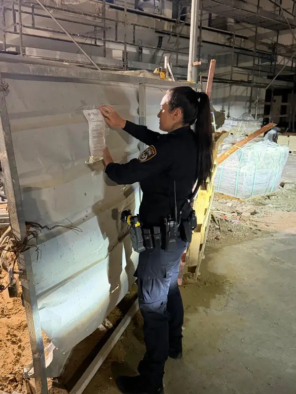 Полицейские закрыли стройку в Бат-Яме: трудился нелегал, нашли книгу с Гитлером