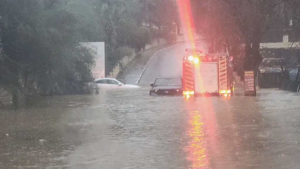 Спасатели освободили мужчину и женщину из затопленной машины