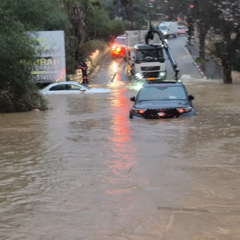 Спасатели освободили мужчину и женщину из затопленной машины