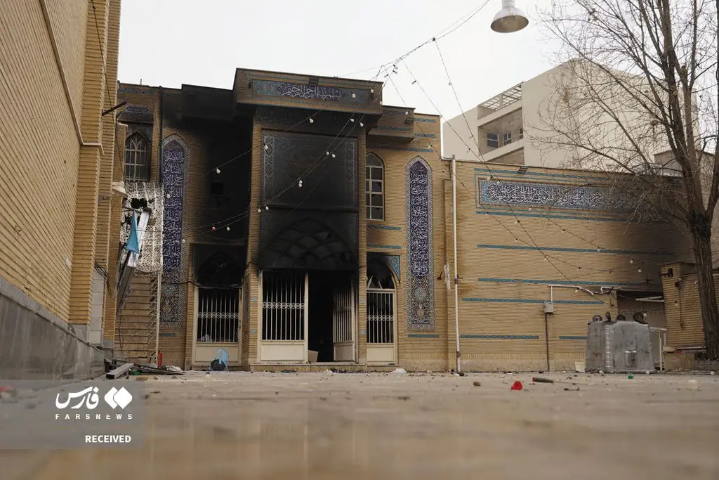 Тегеран: митингующие подожгли мечети и разгромили общественное имущество