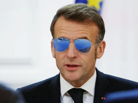 Макрон следит вместе с нами за событиями в Мире