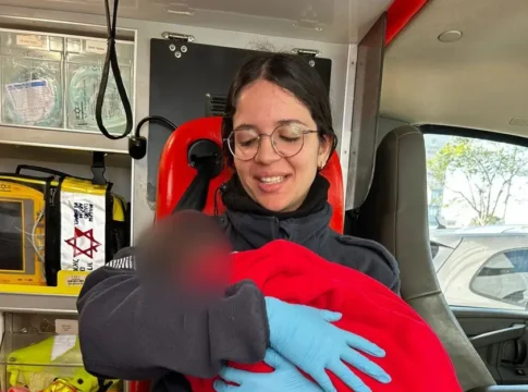 подбросили младенца - соц работники его накормили