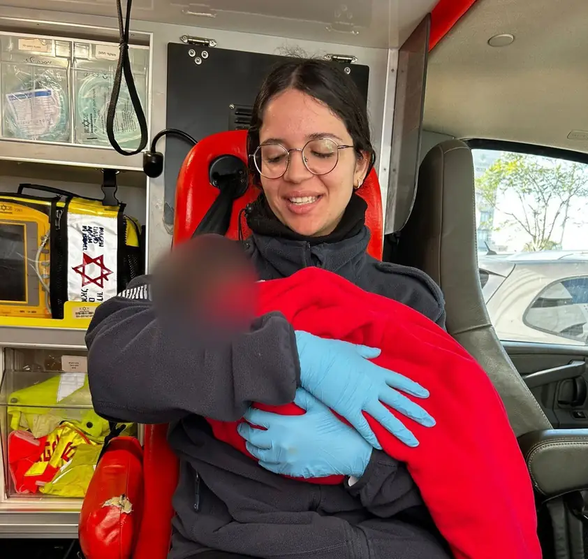 подбросили младенца - соц работники его накормили