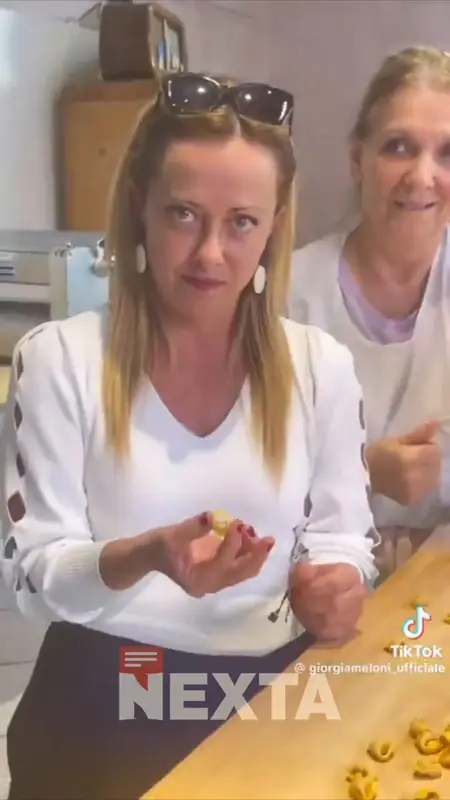 Мелони на кухне у мамы