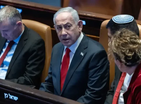 נתניהו מאבד שליטה: מלחמות היסטוריה, התקפות טראמפ ומשבר חוק הגיוס