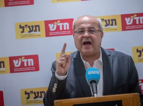 Депутат Кнессета Ахмед Тиби и его водитель превысили скорость в два раза