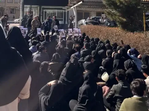 Иран: студенты скорбят, режим признает кризис