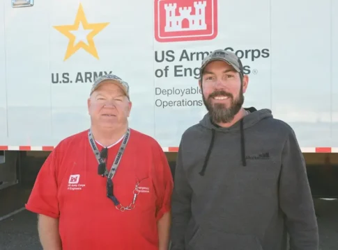 Спасли замерзающего: сотрудники армии США вытащили водителя из снежного плена