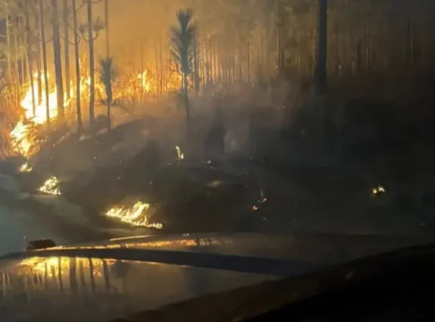 Крупный пожар охватил Флориду: сотни акров в огне