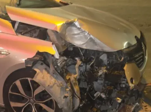 В Бней-Браке водитель врезался в столб: пострадавший в больнице