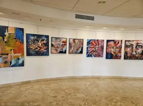 Инженер днем, художница ночью: новая выставка в Гиват-Шмуэль