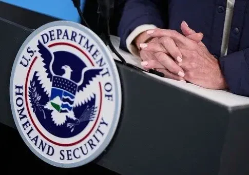 Суд США разрешил Трампу сажать мигрантов без залога