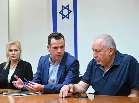 Либерман и мэр Нетании встретились с пострадавшими от нападения школьницами