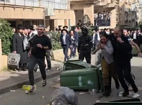 В Беневрейке толпа атаковала солдаток ЦАХАЛа, есть пострадавшие полицейские