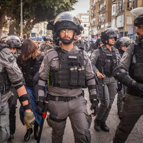 Напряжение в Бней-Браке: «Парни боятся выходить на улицу»