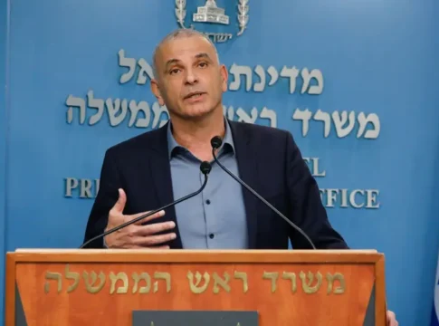 Экс-министр Моше Кахлон предстанет перед судом по обвинению в мошенничестве