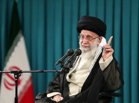 Хаменнеи заявляет - Куда палец - туда и я