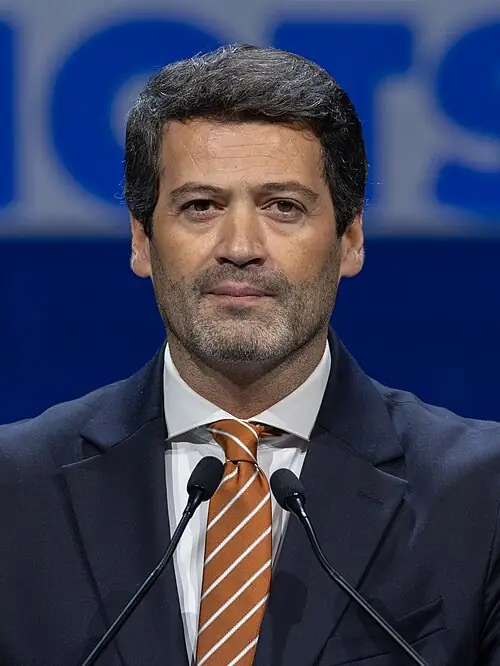 Умеренный социалист Сегуро разгромил Вентуру и стал президентом Португалии