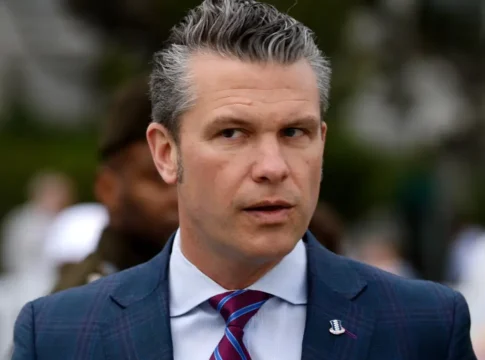 Министр обороны министерства войны США, пока слушает и ждет убобного момента