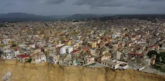 Сицилийский Нишеми балансирует на краю обрыва после оползня (видео)