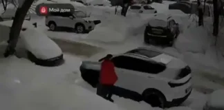 В России ледяные глыбы с крыш убивают людей (видео)