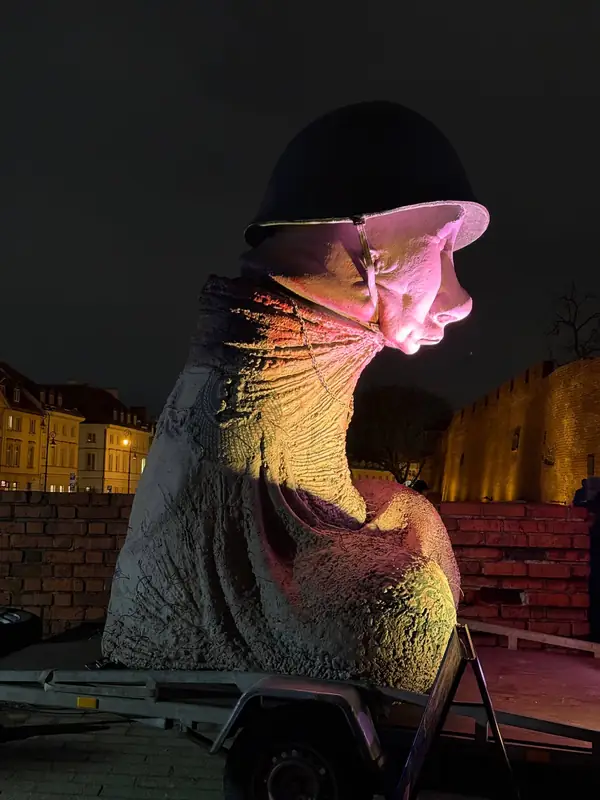 Варшава высмеяла Путина гигантской скульптурой