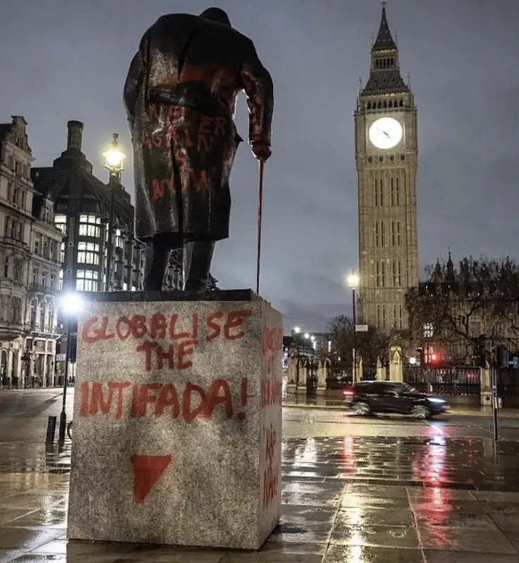 Активисты осквернили статую Черчилля в Лондоне