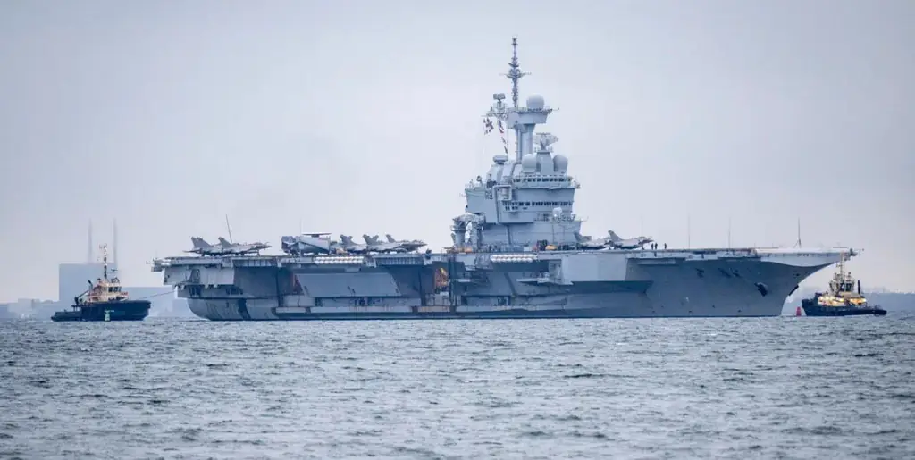 Французский авианосец Charles de Gaulle в Мальмё