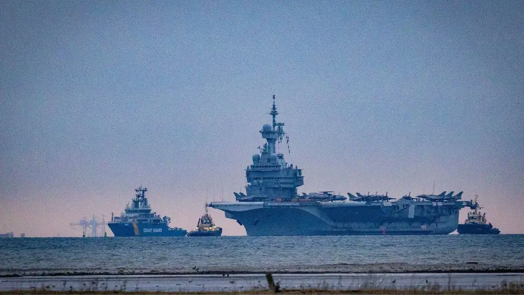 Французский авианосец Charles de Gaulle в Мальмё