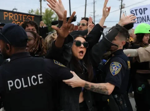 Суд в Чикаго снял ограничения на применение силы иммиграционными агентами