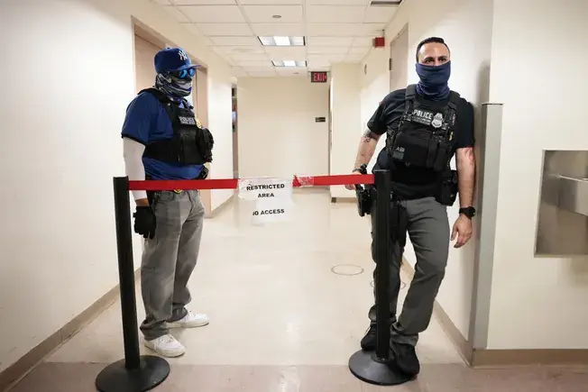 США: Палата представителей угрожает лишить финансирования города-убежища