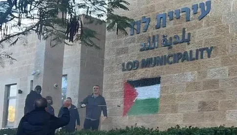 Подросток распылил палестинский флаг на здании мэрии Лода