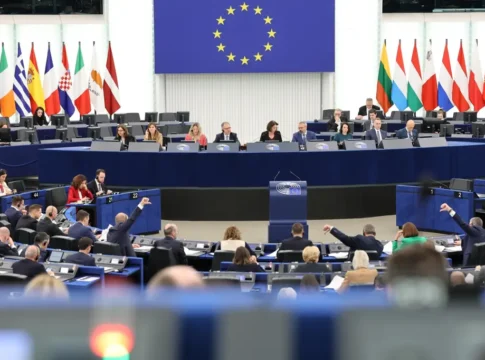 Европарламент требует ускорить переговоры с Украиной и Молдовой